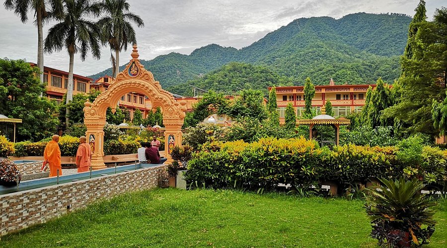 Serene riverside ashram providing tranquil evening river rituals, with harmonious bhajans and facilities to participate. Features beautifully crafted deity statues and a large temple.